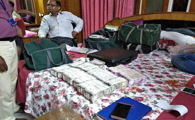 लखनऊ के कारोबारी के यहां से 100 किलो सोना व 10 करोड़ी नकदी बरामद