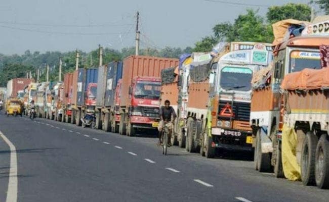 डीजल की कीमतों और टोल फीस पर सरकार के साथ बातचीत बेनतीजा, ट्रांसपोर्टरों की हड़ताल शुरू