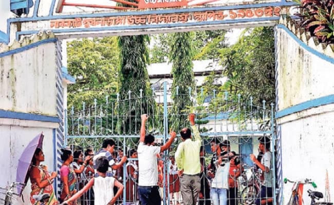 कूचबिहार: ...जब गर्मी से बेहाल छात्रों व अभिभावकों ने गेट में जड़ा ताला