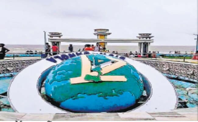 आंधी-बारिश से टूटा विश्व बांग्ला का ग्लोब