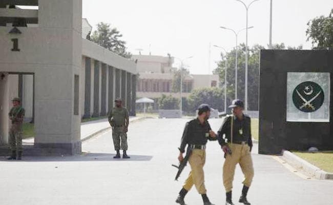 पाकिस्तान में सेना मुख्यालय के बाहर लगे आइएसआइ मुर्दाबाद के नारे