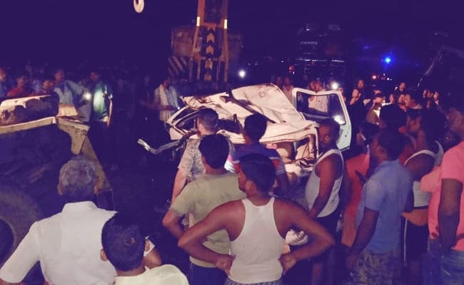 NH-33 पर आधा दर्जन वाहन टकराये, बिहार जा रही स्कॉर्पियो पर पलटी बस, तीन की मौत