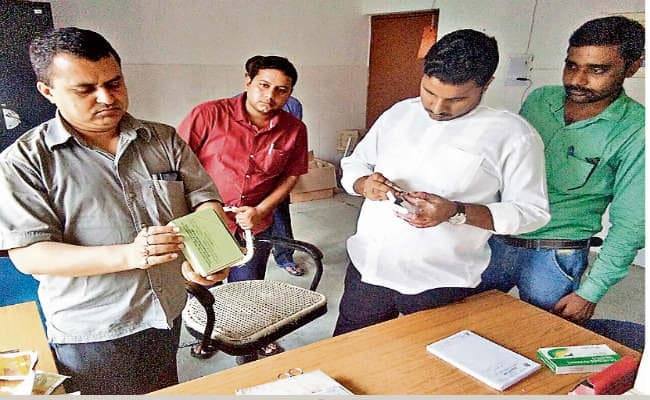 चिकित्सक के स्थान पर फार्मासिस्ट कर रहे थे इलाज