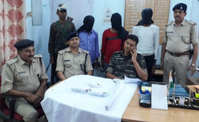 सिमडेगा : लेवी मांगने आये तीन अपराधी हथियार के साथ पकड़े गये