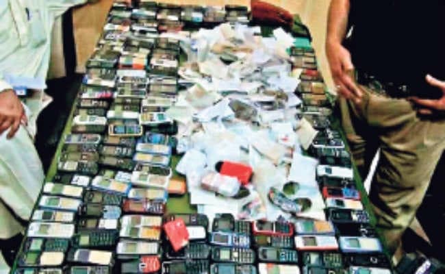 मोबाइल गोदाम में बदल रहे जेल के स्टोर रूम