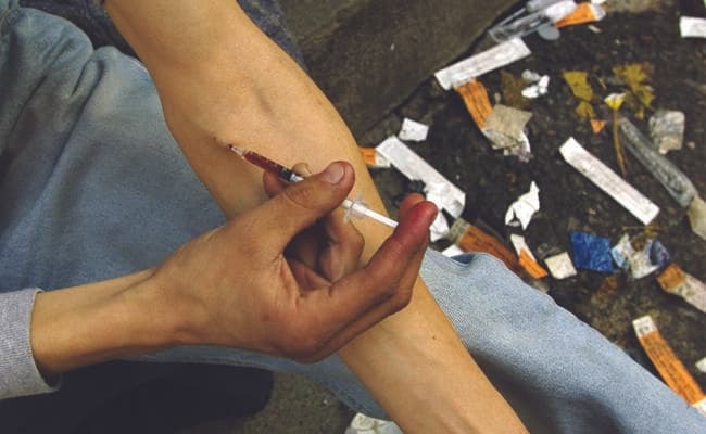 बड़ी मात्रा में प्रतिबंधित नशीले इंजेक्शन के साथ एक गिरफ्तार