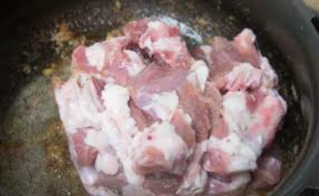 सड़ा मांस बेचने के आरोप में विक्रेता को पकड़ा