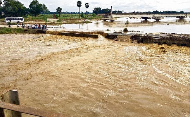 बाढ़ से बिहार-झारखंड बॉर्डर एरिया के दर्जनों गांवों का संपर्क टूटा, संडा-बालूगंज सड़क पर बटाने नदी में डायवर्जन बहा