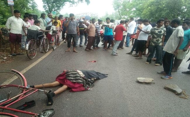 ट्रक की चपेट में आने से 7वीं की छात्रा की मौत, उग्र लोगों ने किया सड़क जाम