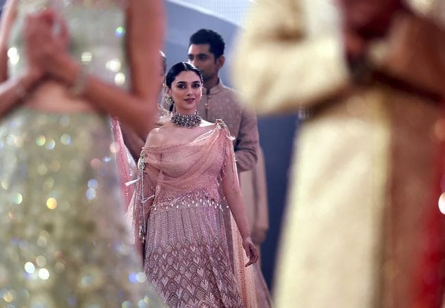 India Couture Week 2018: देखें रैंप पर कैसे उतरी खूबसूरत मॉडल