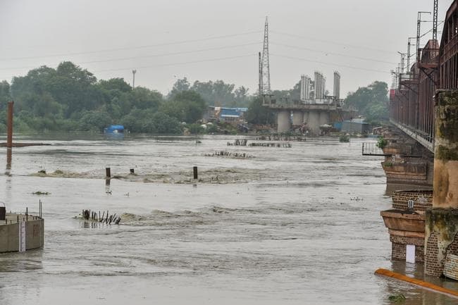 देश के कई इलाकों में भारी बारिश, दिल्ली में यमुना नदी खतरे के निशान से पहुंचा ऊपर