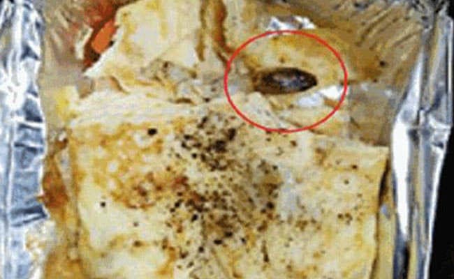 खाने में मिला कॉकरोच हंगामे के बाद होटल बंद