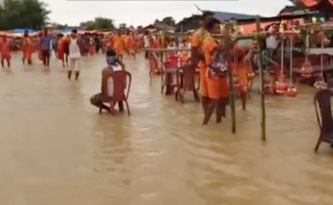 दुखहरण नदी में कदम रखते ही कांवरियों के सारे दुख हो जाते हैं दूर, नदी के बीच में बना है होटल