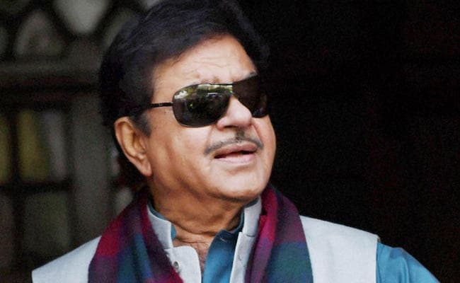 एक्टर और BJP नेता शत्रुघ्न सिन्हा के आवास पर हो गया हादसा, गार्ड की बंदूक से चली गोली एक्टर और BJP नेता शत्रुघ्न सिन्हा के आवास पर हो गया हादसा, गार्ड की बंदूक से चली गोली