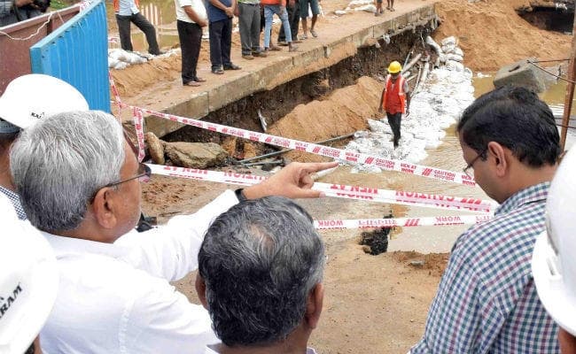 पटना में बारिश से सड़क धंसी, बोले सीएम नीतीश- सड़क के निचले स्तर का करें अध्ययन