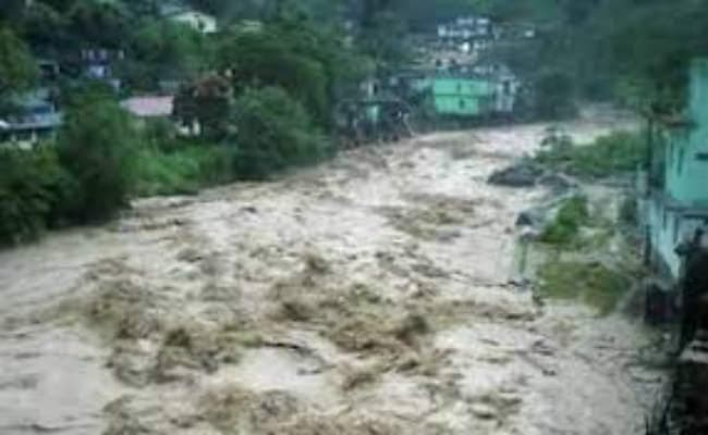 लगातार बारिश से जनजीवन अस्त-व्यस्त