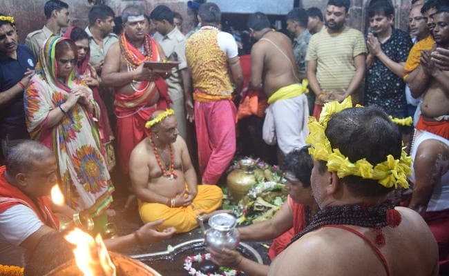 बाबाधाम में भगवान भोलेनाथ का शृंगार देख मंत्रमुग्ध हुए भक्त