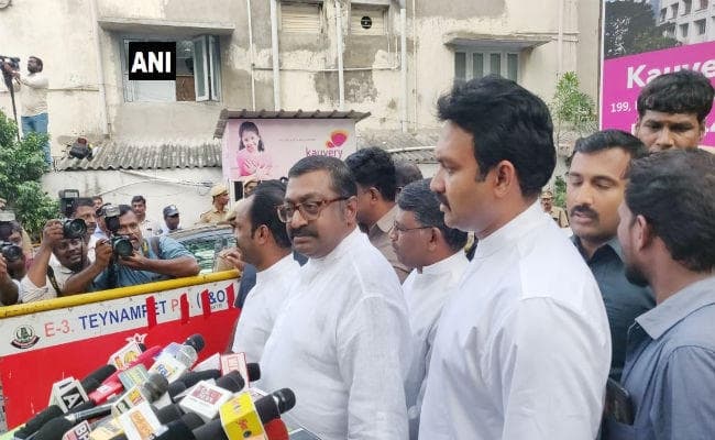 करुणानिधि के सेहत पर सस्पेंस बरकरार, अस्पताल के बाहर जुटे समर्थक