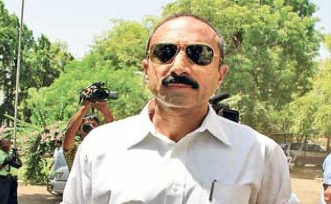 गुजरात में पूर्व आईपीएस अफसर संजीव भट्ट के घर पर चला निगम का बुल्डोजर
