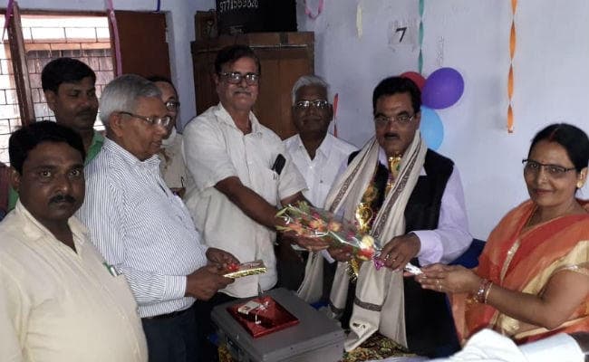 अनोखी विदाई : प्रधानाध्यापक की विदाई में बैंड बाजे के साथ शामिल हुए बच्चे, अभिभावक और शिक्षक