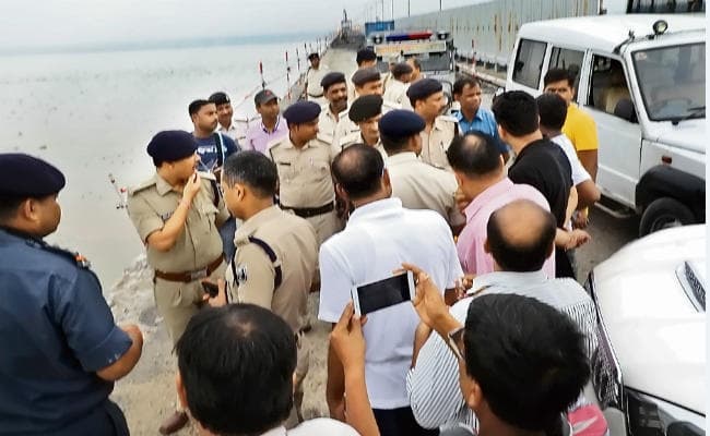 रेलिंग तोड़ गंगा में गिरी स्काॅर्पियो