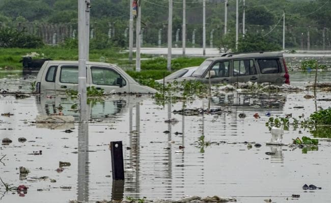 यमुना का जलस्तर 206.05 मीटर पर पहुंचा, 14 हजार लोगों को सुरक्षित स्थानों पर पहुंचाया गया
