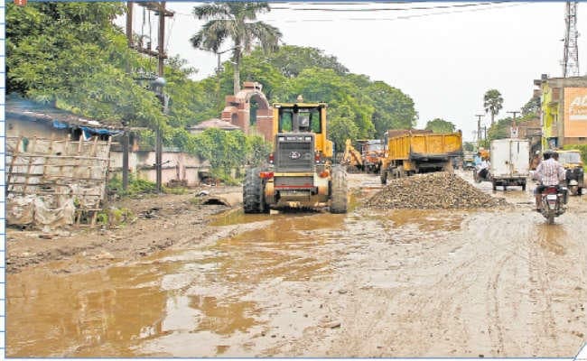 शुरू के गड्ढे छोड़ इंजीनियरिंग कॉलेज के सामने कर रहे काम