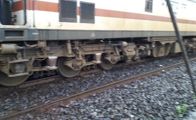 इस्पात एक्सप्रेस हावड़ा स्टेशन पर पटरी से उतरी