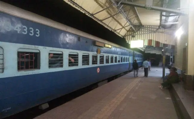 दनिया-जगेश्वर रेलवे स्टेशन के बीच विस्फोटक की खबर, दोनों ओर से ट्रेनों का परिचालन बाधित