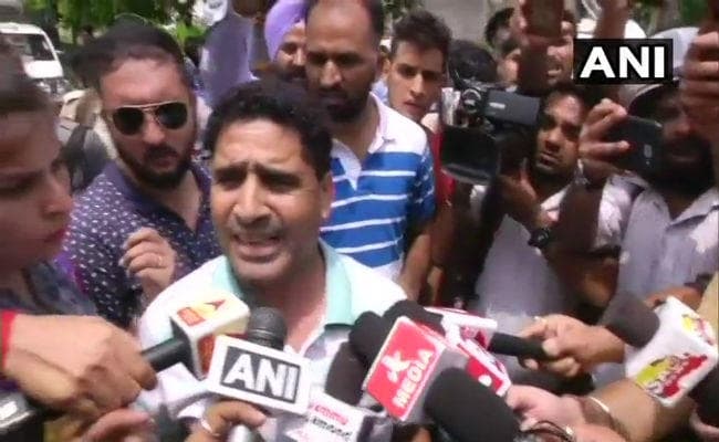 पूर्व CM फारूख अब्दुल्ला के घर घुसपैठ: मृतक के परिजनों का हंगामा, बोले पिता- जिम के लिए निकला था