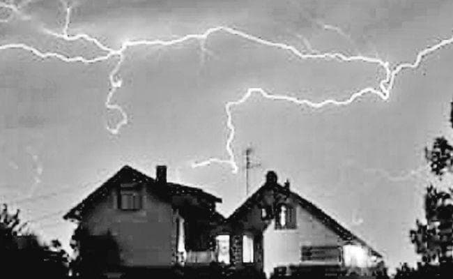 पार्कों में लगाये जा रहे लाइटनिंग कैचर डिवाइस