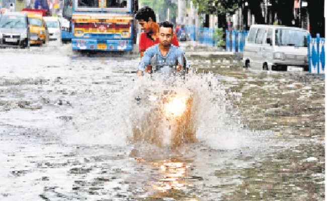महानगर में मूसलधार बारिश से कई जगहों पर जलजमाव
