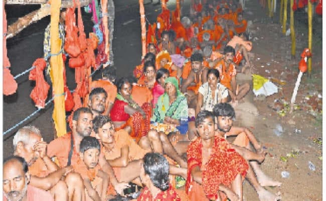 देर रात कांवरियों की कतार पहुंची कुमैठा स्टेडियम रोड