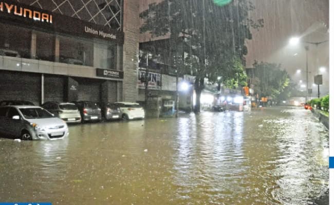 रातभर बारिश, सड़कें जलमग्न, कई इलाके अंधेरे में, अगले 24 घंटे में भारी बारिश के आसार