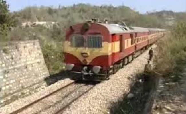 असम में रेल रोको का उत्तर बंगाल में व्यापक असर, चौतारा स्टेशन पर हंगामा