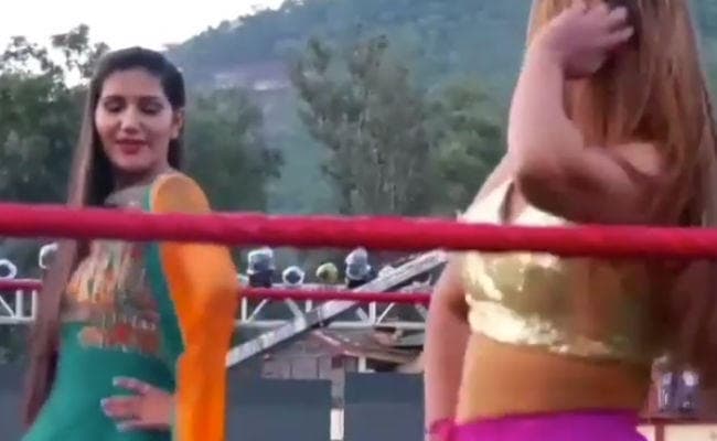VIDEO : सपना चौधरी और राखी सावंत ने WWE रिंग में लगाये ठुमके, क्रेजी हुए फैंस