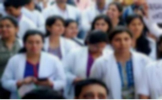 पटना : एनएमसीएच में हड़ताल पर गये जूनियर डॉक्टर, महिला की मौत के बाद परिजनों ने की हाथपाई