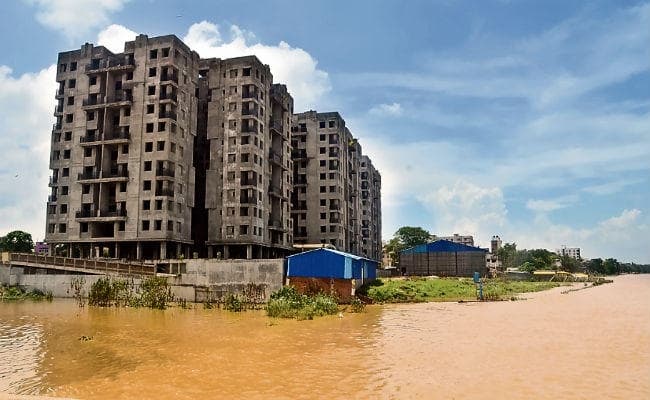 पटना : रोक बेअसर, गंगा की गोद में बन रहे अपार्टमेंट, चुप्पी साधे हुए हैं जिम्मेदार