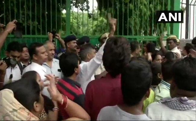 दिल्ली: स्कूल में बच्ची से दुष्कर्म, गुस्से में अभिभावक, स्कूल के बाहर प्रदर्शन