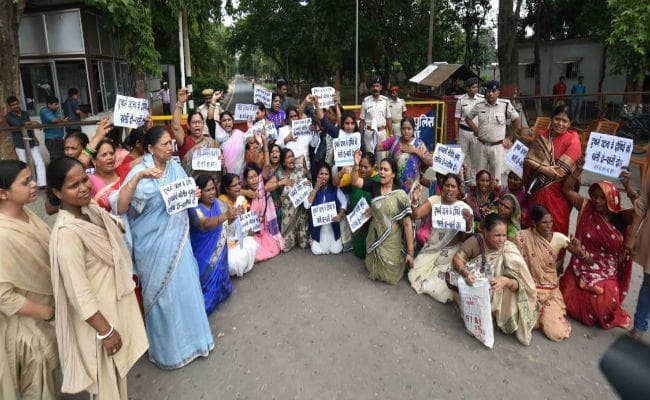 मुजफ्फरपुर बालिका गृह दुष्कर्म कांड : राजद महिला कार्यकर्ताओं ने किया CM आवास का घेराव, सीएम से मांग इस्तीफा