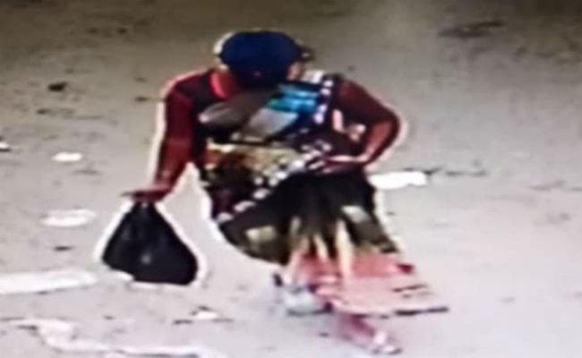 नवजात बच्ची को पॉलीथिन में लेकर नाले के पास फेंका, सीसीटीवी में कैद हुई पूरी घटना