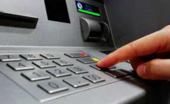 एटीएम कार्ड बदलकर उड़ा लिये 60 हजार