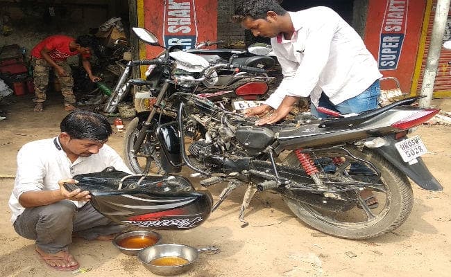 पानी मिला पेट्रोल मिलने पर बाइक हुई बंद, भड़के ग्राहकों का पेट्रोल पंप पर जम कर काटा बवाल