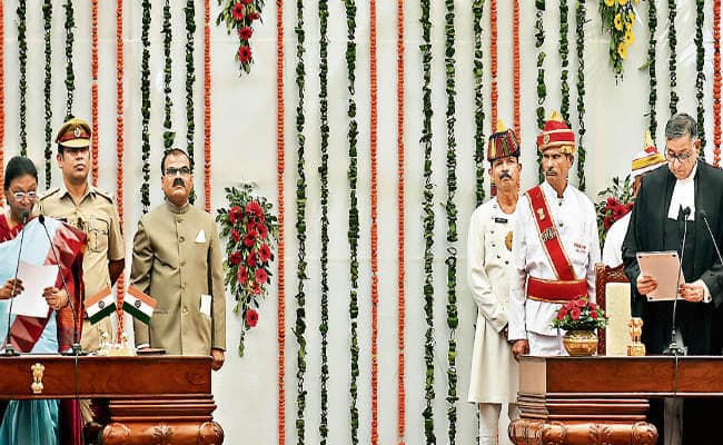 रांची : चीफ जस्टिस अनिरुद्ध बोस ने ली शपथ, अपनी मां शोभा बोस का पैर छूकर लिया आशीर्वाद