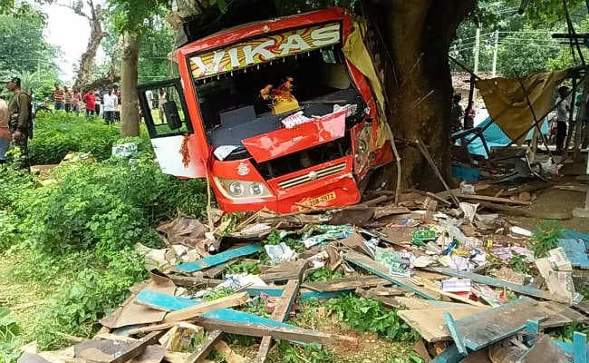 सिमडेगा : विकास नामक यात्री बस पेड़ से टकरायी, तीन घायल