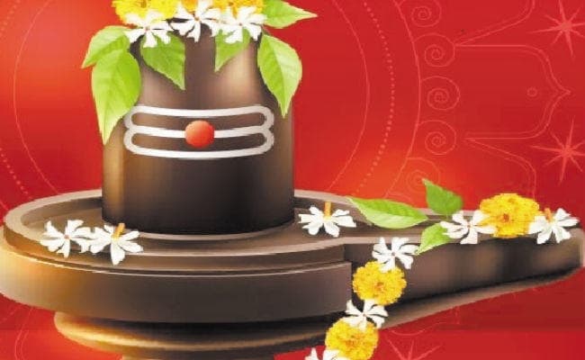 शिवलिंग की पूजा का महत्व और सुखानुभूति, जानें शिव के 15 शुभ मंत्र