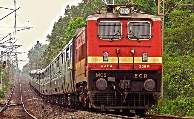 कम कोच के साथ चली हटिया पटना एक्सप्रेस, यात्रियों ने स्टेशन पर किया हंगामा