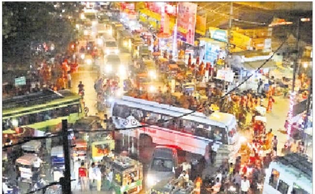 जाम ने निकाला दम, सोमवारी की भीड़ में यातायात व्यवस्था ध्वस्त