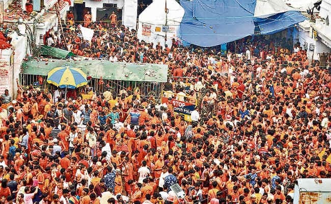 देवघर : बाबा धाम में उमड़ा जनसैलाब, शाम पांच बजे तक पौने दो लाख जलार्पण