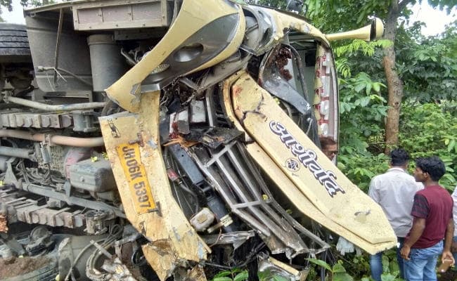 सिलीगुड़ी से रांची आ रही बस हजारीबाग में पेड़ से टकराने के बाद पलटी, घायलों को ऐसे निकाला गया